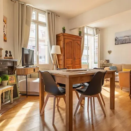 En Centre Apartment *